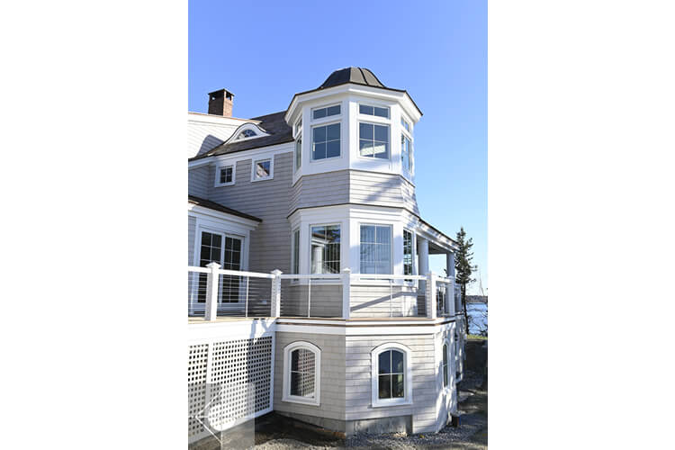 Link to an exterior image of the Round Pond Harbor home designed by Phelps Architects.